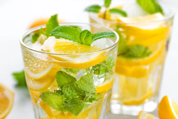 Cóctel de mojito de limón con menta fresca, bebida refrescante fría de verano o bebida con hielo —  Fotos de Stock