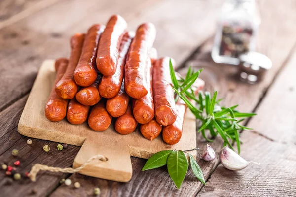 Würstchen auf Holzgrund — Stockfoto