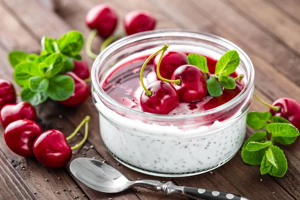 Свіжий йогурт з вишнею та насінням чіа, смачний десерт для здорового сніданку — стокове фото