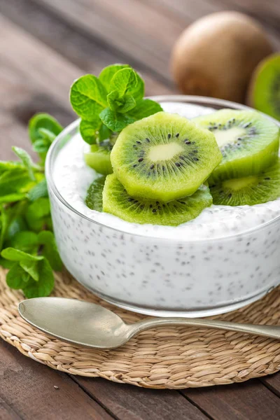 Iogurte kiwi fresco com frutas e sementes de chia, café da manhã saudável — Fotografia de Stock