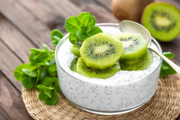 Yogurt kiwi fresco con frutta e semi di chia, colazione sana — Foto Stock