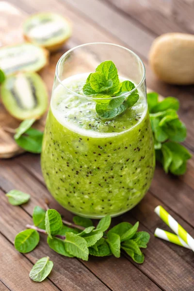 Smoothie kiwi verde fresco com hortelã e mel, bebida orgânica saudável na mesa de madeira — Fotografia de Stock