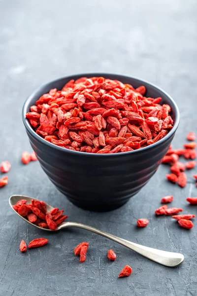 Bacche di Goji in ciotola su sfondo scuro primo piano — Foto Stock