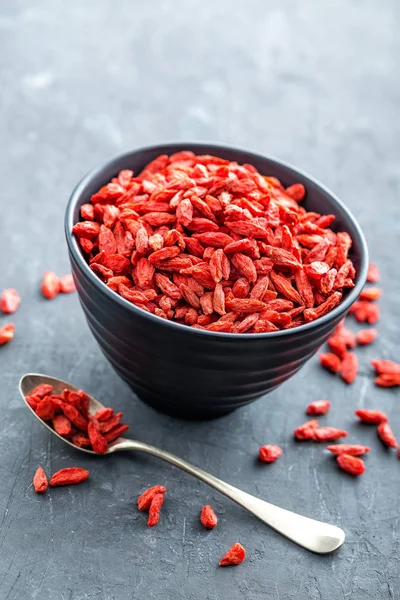 Bacche di Goji in ciotola su sfondo scuro primo piano — Foto Stock