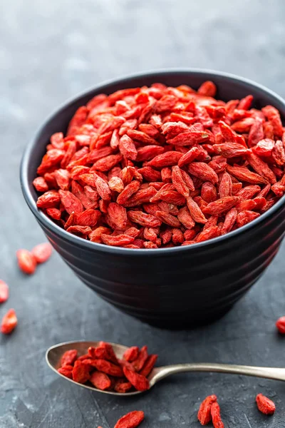 Bacche di Goji in ciotola su sfondo scuro primo piano — Foto Stock