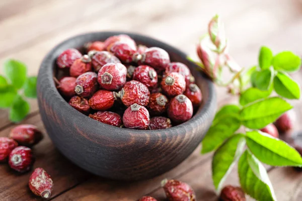 Hundsrose oder Hagebuttenbeeren mit Blättern, getrocknete Dornen — Stockfoto