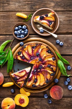 Şeftali peynir kek ya da pasta ahşap rustik arka plan, üstten görünüm, closeup taze yaban mersini ile