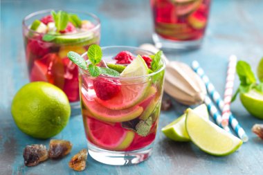 ROM, kireç ve ahududu, soğuk bir içecek veya içecek nane kokteyli mojito yenileniyor