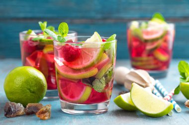 ROM, kireç ve ahududu, soğuk bir içecek veya içecek nane kokteyli mojito yenileniyor