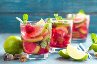 ROM, kireç ve ahududu, soğuk bir içecek veya içecek nane kokteyli mojito yenileniyor