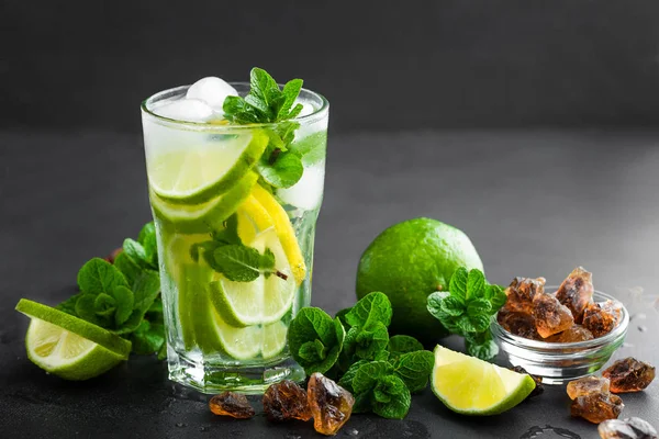 Erfrischender Minzcocktail-Mojito mit Rum und Limette, Kaltgetränk oder Getränk mit Eis auf schwarzem Hintergrund — Stockfoto