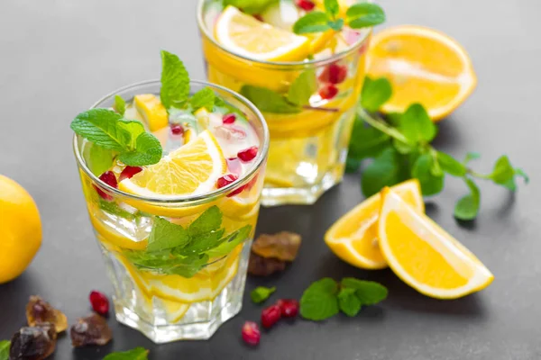 Cocktail de mojito de limão com hortelã e romã frescas, bebida refrescante de verão ou bebida com gelo — Fotografia de Stock