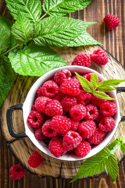 Frambuesa fresca con hojas — Foto de Stock