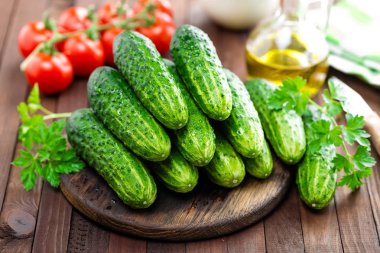 Tahta masadaki taze salatalıklar.