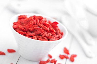 Gu üzümleri beyaz arka planda kasede