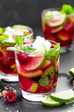 Ahududu mojito limon, nane ve buz, soğuk, kokteyl serinletici içecek veya içecek buzlu
