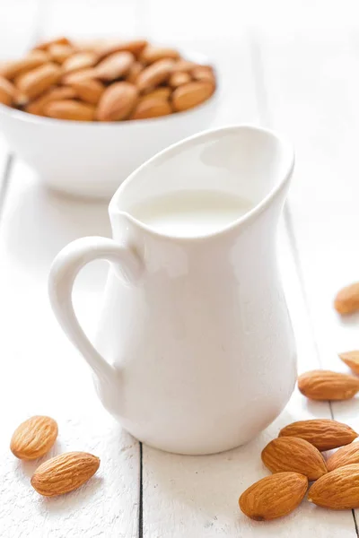 Mandlové mléko a ořechy — Stock fotografie