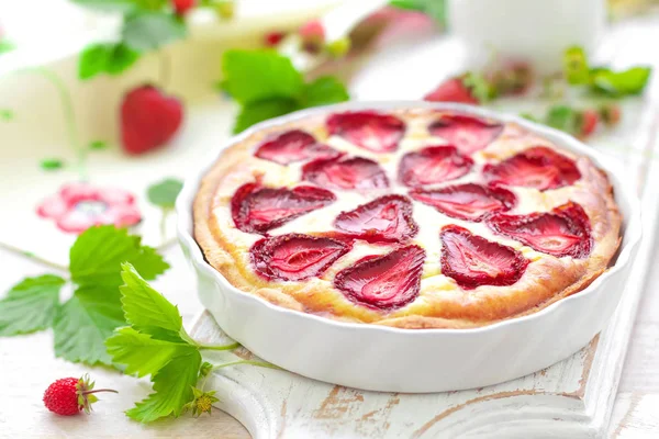 Deliciosa tarta de fresa o pastel de queso con bayas frescas y queso crema, primer plano sobre fondo rústico de madera blanca — Foto de Stock