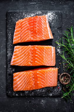 Koyu arkaplanda çiğ somon fileto, vahşi Atlantik balığı.