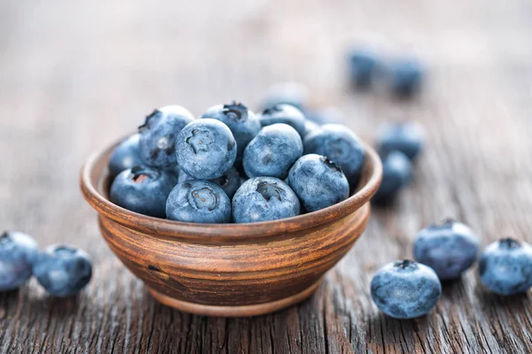 Frische Blaubeere in Schale auf Holzgrund, Nahaufnahme — Stockfoto