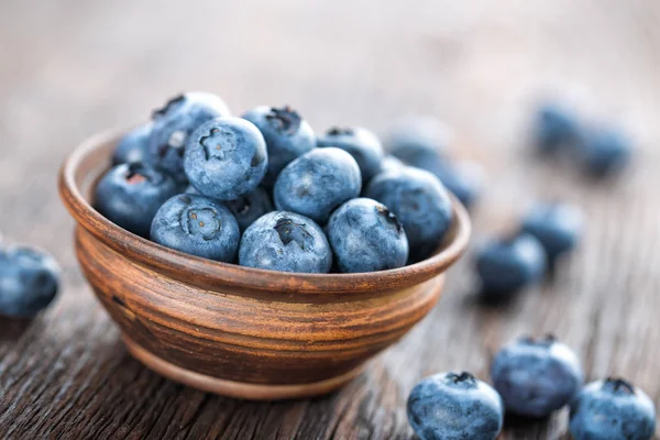 Frische Blaubeere in Schale auf Holzgrund, Nahaufnahme — Stockfoto