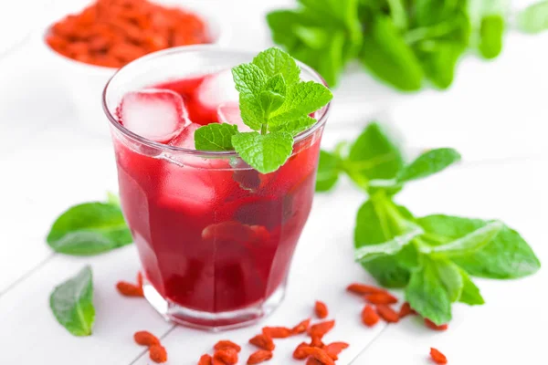 Gesundes Entgiftungsgetränk mit Goji-Beeren in Eiswasser, kaltes Erfrischungsgetränk — Stockfoto