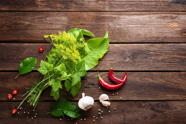 Herbes et épices sur fond culinaire en bois, ingrédients pour cuisiner — Photo