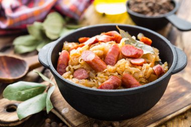 Kızarmış sosis ile lahana lahana turşusu. Alman mutfağı.