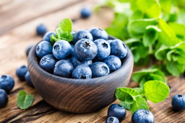 Tahta masada taze yaban mersini kasesi.