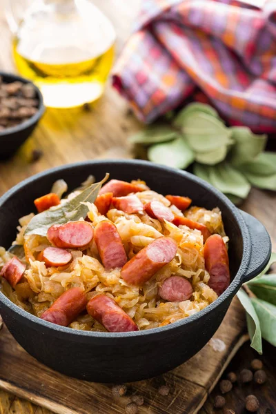 Repolho assado com salsichas, chucrute. Cozinha alemã . — Fotografia de Stock