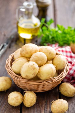 Sepeti ahşap masa portre üzerinde ham patates