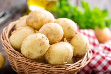 Sepeti ahşap masa portre üzerinde ham patates