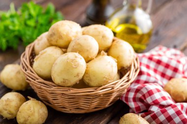 Sepeti ahşap masa portre üzerinde ham patates