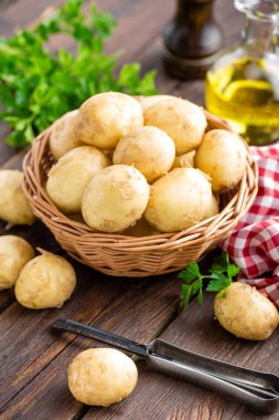 Sepeti ahşap masa portre üzerinde ham patates