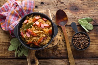 Kızarmış sosis ile lahana lahana turşusu. Alman mutfağı.