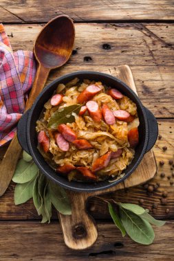 Kızarmış sosis ile lahana lahana turşusu. Alman mutfağı.