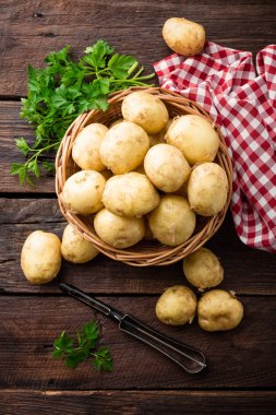 Sepeti ahşap masa, üstten görünüm üzerinde ham patates