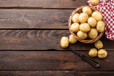 ahşap masa üzerinde taze patates