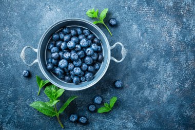 Koyu arka plan üzerine bir kase taze yaban mersini top görünümünde. Sulu vahşi orman meyveleri, bilberries. Sağlıklı beslenme veya beslenme.