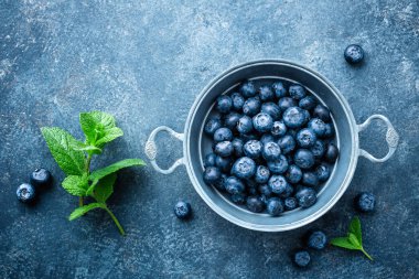 Koyu arka plan üzerine bir kase taze yaban mersini top görünümünde. Sulu vahşi orman meyveleri, bilberries. Sağlıklı beslenme veya beslenme.