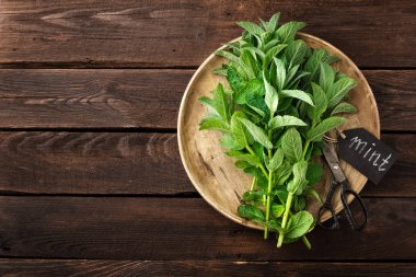 Ahşap rustik masa, üstten görünüm taze nane yaprakları