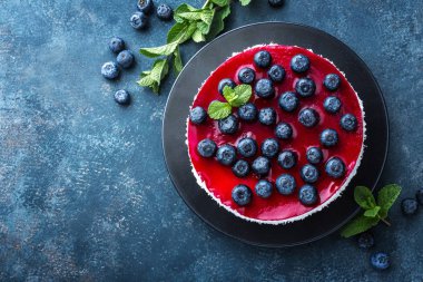 Taze meyveleri ve marmelat, lezzetli peynirli kek ile lezzetli blueberry pasta