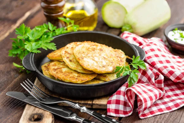 Beignets de courgettes, crêpes aux légumes — Photo