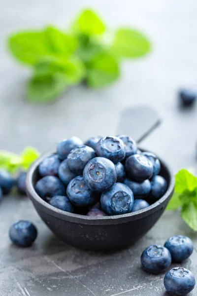 Färska blåbär i en skål på mörk bakgrund, ovanifrån. Saftiga vilda skogsbär, blåbär. Hälsosam kost eller kost. — Stockfoto