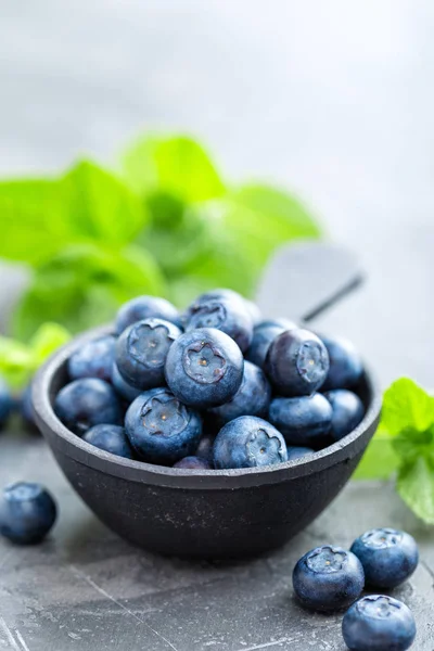 Frische Blaubeeren in einer Schüssel auf dunklem Hintergrund, Draufsicht. saftige Waldbeeren, Heidelbeeren. gesunde Ernährung oder Ernährung. — Stockfoto