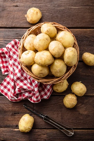 Frisse aardappel op houten tafel — Stockfoto