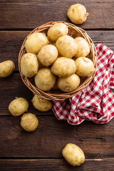 Ahşap masa üzerinde taze patates — Stok fotoğraf