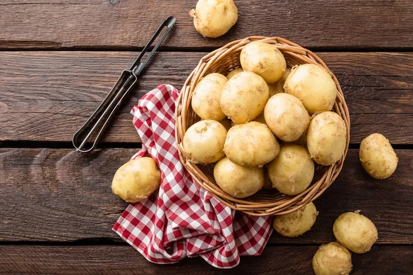 Ahşap masa üzerinde taze patates — Stok fotoğraf