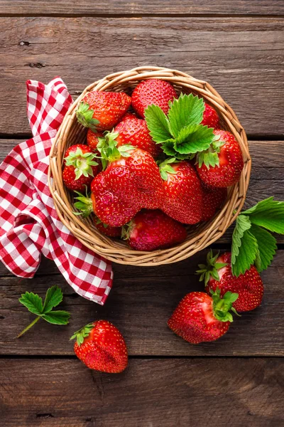 Fresh strawberry in basket on wooden rustic table, closeup. Delicious, juicy, red  berries. Healthy eating. — Stock Photo, Image