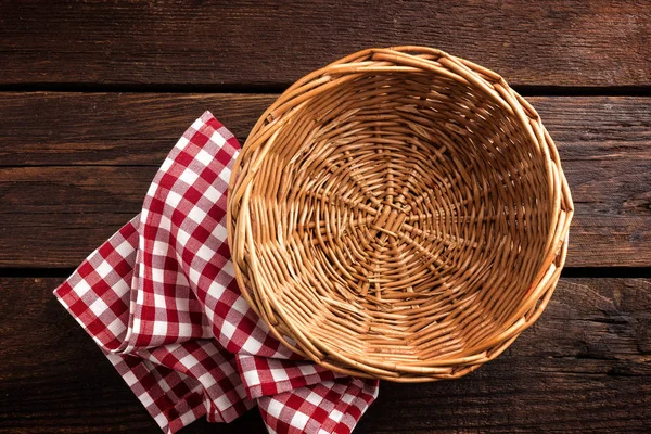 Empty wicker basket on a wooden background, top view — Stock Photo, Image
